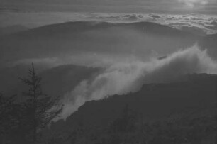 Belchen: Nebelmeer hinter dem Belchen, brandet gegen den Hochkelch