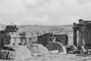 Reisefotos Libanon. Baalbek. Tempelanlage (101/300). Blick zum Ort und zum Gebirge