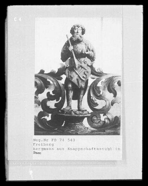 Bergmann aus Knappschaftsstuhl mit Bergmannsbarte und Erzstufe