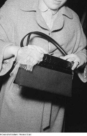 Präsentieren einer Handtasche