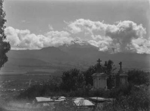 Der Vulkan Popocatepetl : Blick auf einen Friedhof, im Hintergrund der Popocatepetl.