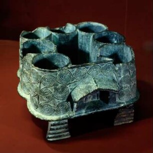 Pyxis in Gestalt eines Gebäudemodells (Kernos) : München, Antikensammlung. Pyxis von Milos. Gebäudemodell, frühkykladisch II. Chloritschiefer, Höhe 9,5 cm, Länge 12 cm, Breite 15,9 cm.