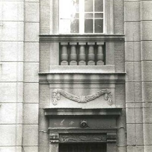Cottbus, Wilhelm-Külz-Straße 11/Ecke Wernerstraße. Ehemalige Loge (Kammerbühne und Landessender Brandenburg; um 1910). Nebenportal (oberer Teil) und Brüstungsfeld