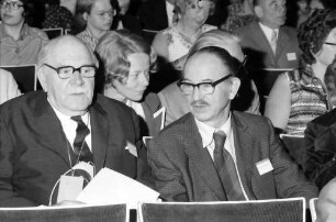 24. Tagung 1974 Chemiker; Kaffeeempfang Hotel Tannenhof: Ronald G. Norrish, Edwin M. Mc Millan, dahinter Frau Herzberg