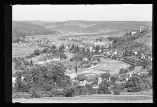 Blick aus Richtung Flöhberg auf Schlossberg, Leberklinge, alte Eisenbahnbrücke, Mühle, Sportplatz, Messegelände mit Messehalle und Altstadt mainabwärts