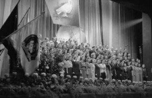 Veranstaltung zum Weltfriedenstag im Admiralspalast : Auftritt eines Chors