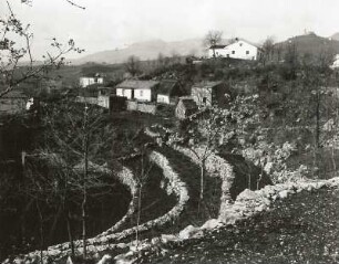 Kroatien. Halbinsel Istra. Kultivierte Doline oberhalb Opatija (Abbazia) gegen Jěka (1396 m)