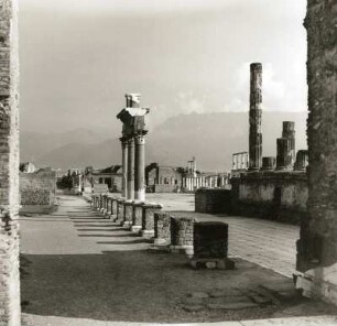 Pompeji. Forum Civile und Jupitertempel. Ansicht von Nordwest gegen Monti Lattari