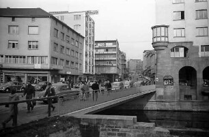 Pforzheim: ein Geschäftshaus mit der Enzbrücke im Vordergrund