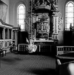Schlosskirche: Innenaufnahme: Kanzelaltar, Taufengel, Herrschafts- und Pastorengestühl