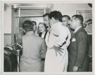 Marlene Dietrich und Orson Welles (Mitte, mit angewinkeltem Arm) im KFWB Rundfunkstudio, Meldung von der Kapitulation Japans (Los Angeles, August 1945) (Archivtitel)