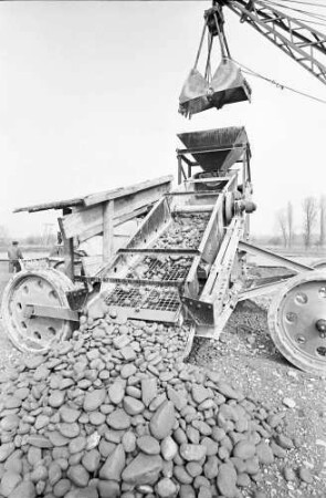 Märkt: Schottersortiermaschine für Deckenbau; aussortierte Steine; mit Greifer