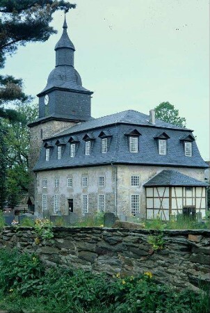 Blick auf die Kirche mit Turm; Mansarddach über dem Schiff