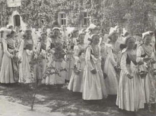 Fronleichnamsprozession : Crostwitz, Fronleichnamsprozession, Mädchen in Festtracht