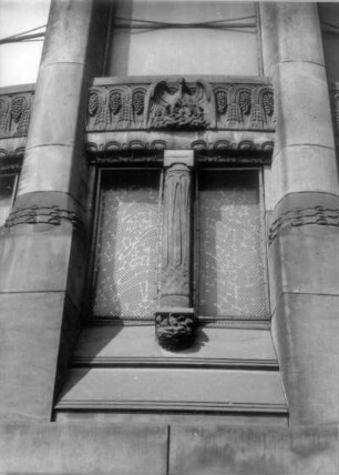Dresden-Strehlen. Christuskirche (1902-1905; R. Schilling, J. W. Gräbner). Fensterfries (K. Gross) mit Pelikan