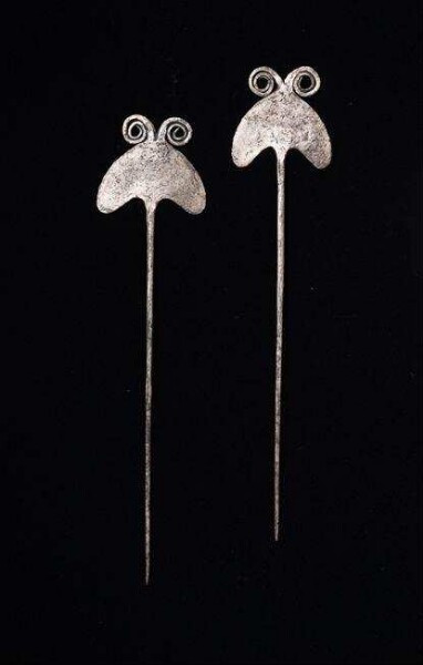 Robe or hair pin, with flat, decorated grip