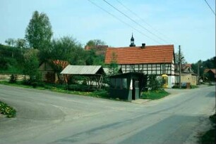 Dorfplatz mit Hütte, Buswendeschleife