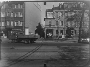 Dresden-Neustadt, Antonstraße 14/16. Wohn- und Geschäftshaus mit Bahnhof-Apotheke (1864). Straßenfront (Teilansicht)