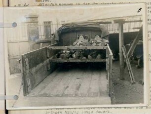 Foto eines zum Transport von Verwundeten eingerichteten Lastkraftwagens mit fünf Soldaten beladen