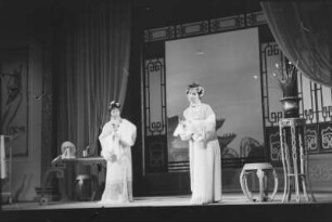 Szenenbilder aus "Romanze vom Westzimmer" und "Liang Schan po und Tschu Yingtai", Gastspiel der Chinesischen Oper in der Volksbühne, Premiere 03.07.1955