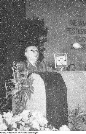 Dresden, Rede von Prof. Hanns Eisler gegen die Außenpolitik der USA anlässlich der Aufführung des nordkoreanischen Films "Pestflöhe", Reproduktion: Moskau, Josef Stalin und Maxim Gorki, April 1952