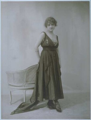Frau in Kleid von Salm-Spiegel
