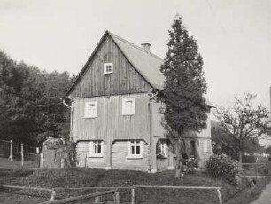 Seitendorf (Zatonie), Umgebindehaus mit Vorgarten, Straßenansicht