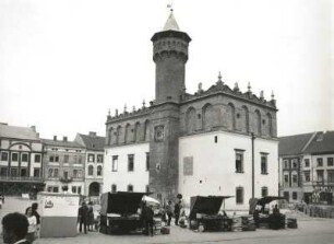 Tarnów. Marktplatz mit Marktständen vor dem Rathaus (1301/1400, Umbau 1551/1600)