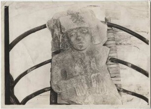 Steinplastik, weibliche Figur darstellend.