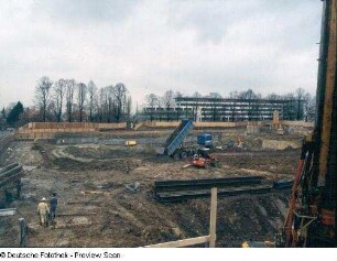 Baustelle Sächsische Landesbibliothek - Staats- und Universitätsbibliothek Dresden, Zentralbibliothek. Erdbau, Arbeiten mit Radlader. Blick zum Bürogebäude Zellescher Weg 17 : Dresden-Räcknitz, Zellescher Weg 18. Baustelle Sächsische Landesbibliothek - Staats- und Universitätsbibliothek Dresden, Zentralbibliothek. Erdbau, Arbeiten mit Radlader. Blick zum Bürogebäude Zellescher Weg 17