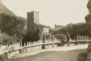 Schloss Ried bei Bozen (um 1200, um 1246/1255 erweitert). Ansicht vom Weg