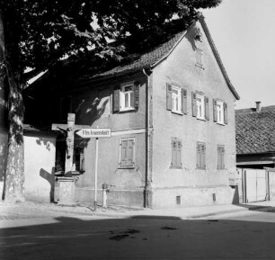 Frankfurt-Zeilsheim, Bartholomäusgasse?. Gehöft. Eckansicht mit Kruzifix