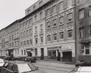 Wohnhaus mit Läden