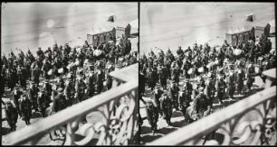 Les Sables-d'Olonne. Defilierende Soldaten auf der Promenade