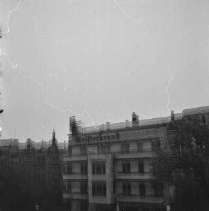 Blitze über den Dächern von Berlin