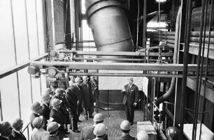 Ausbau des städtischen Elektrizitätswerks im Rheinhafen zum Heizkraftwerk.