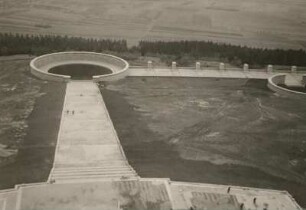 Weimar-Buchenwald. Nationale Mahn- und Gedenkstätte der DDR (1954-1958; seit 1992: Gedenkstätte Buchenwald). Blick vom Glockenturm auf die Ringgräber und auf die Straße der Nationen