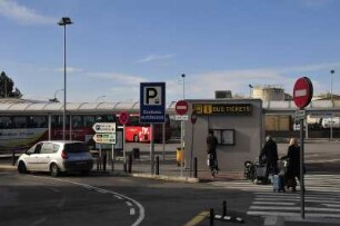 Girona - Airport Costa Brava : Parkplatz für die Zubringerbusse, aufgenommen am 15. April 2012 am Airport Girona Costa Brava