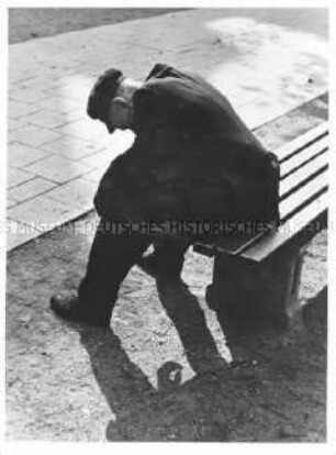 Rentner auf einer Parkbank