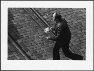 Mann mit Teller auf der Straße laufend, Hamburg, St. Georg