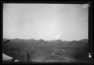 Bogh en Zein (=Buguen-Zein, Marokko): Gebirgiges Land ("Schlachtfeld vom 30.9.1909") hinter einem weiten Flusstal (Blick von einem hochgelegenen Lager)