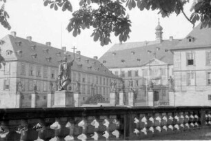 Fulda: Schloss mit Bonifatiusdenkmal, Vordergrund Säulen