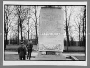Am sowjetischen Ehrenmal in Berlin-Treptow