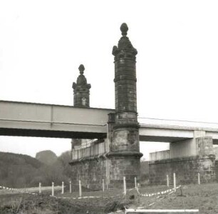 Bad Schandau. Eisenbahnbrücke über die Elbe (1874-1877). Ersatzneubau (1985-1990). Nördliche Brückentürme und Feld der Vorlandbrücke