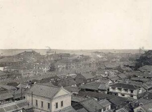 Blick vom 100-Stufen-Teehaus in Yokohama über die Dächer der Stadt : Weltreisen. Japan. Blick vom 100-Stufen-Teehaus in Yokohama über die Dächer der Stadt. Im Hintergrund Bucht und Hafen mit vor Anker liegendem Hochseepassagierdampfer der HAPAG
