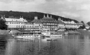 Pillnitz. Schloss Pillnitz - Elbe mit Dampfer Junger Pionier