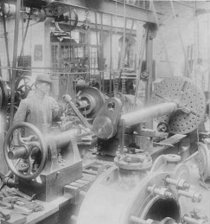 Polieren einer Schwungradwelle : Technikgeschichte | Technologie | Maschinenbau und Eisengiesserei | Dampfmaschinenbau | Cottbusser Maschinenbau-Anstalt und Eisengießerei AG