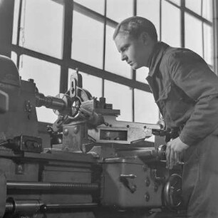 Lehrling bei Borgward arbeitet an einer Drehmaschine