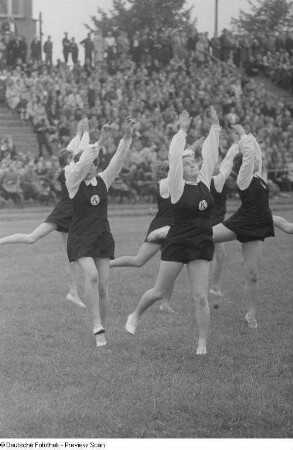 Mitglieder der Sportvereinigung Rotation während einer Darbietung