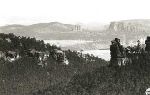 Sächsische Schweiz. Kleinhennersdorfer Stein und Große Hunskirche gegen Hohe Liebe und Schrammsteine. Blick vom Papststein nach Nordost